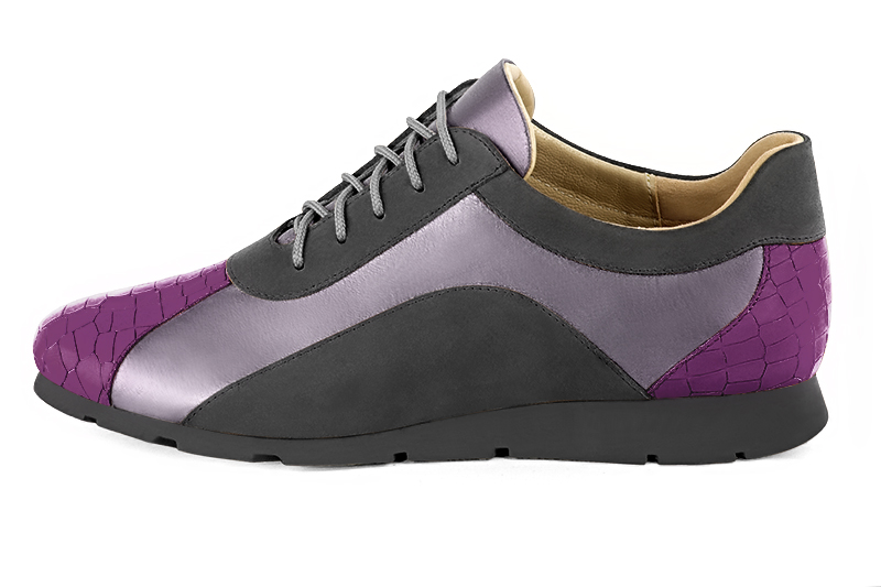 Mauve purple and dark grey women's three-tone elegant sneakers. Round toe. Flat rubber soles. Profile view - Florence KOOIJMAN